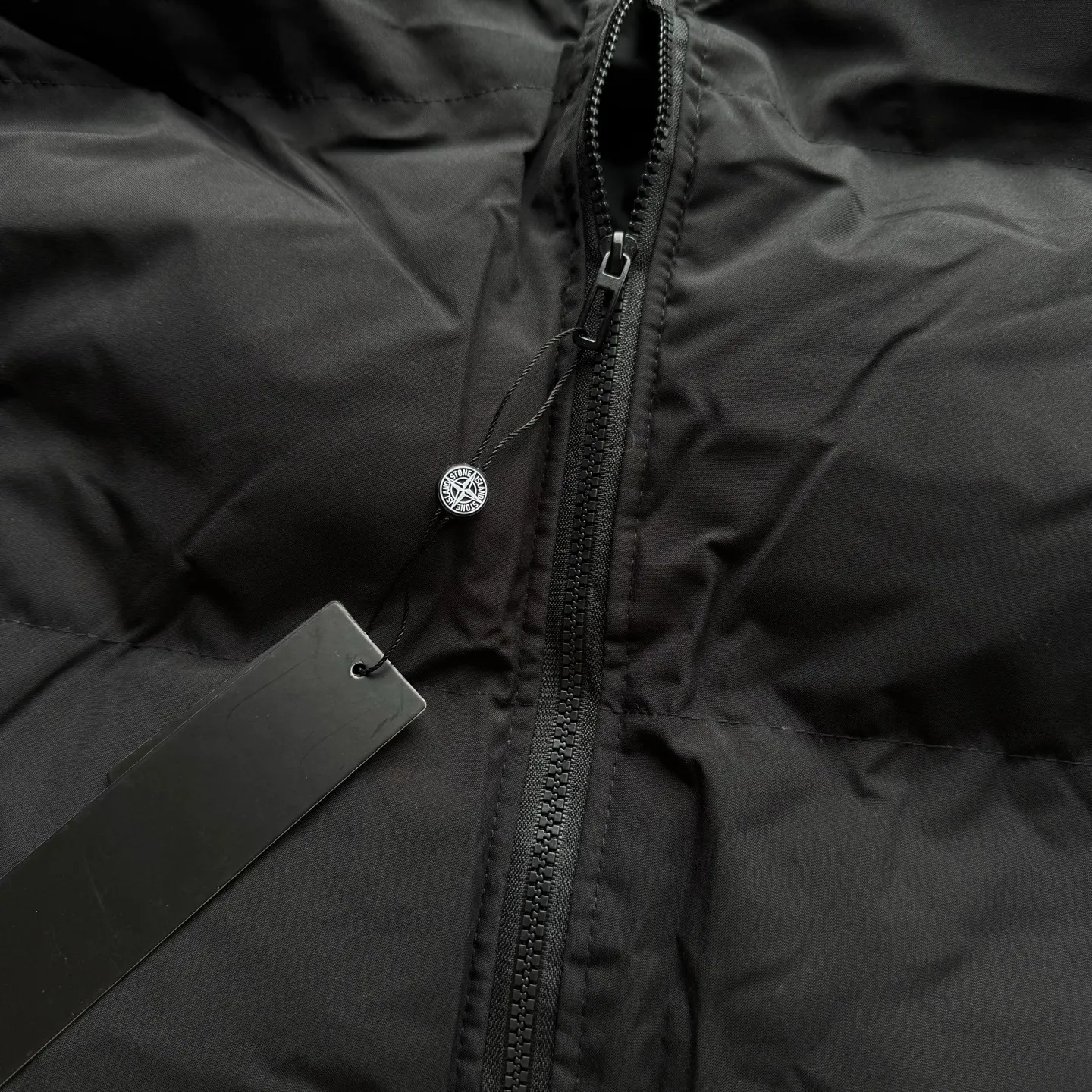 P280 Stone Island New nylon zipper outdoor functional stand-up collar cotton jacket Stone Island 23FW new product recommendation Classic nylon stand-up collar cotton jacket Short loose silhouette Suitable for various body types Specially treated nylon fabric Waterproof and anti-fouling Classic armband embellishment on the arms Customized buttons Complete with three-label hangtags Hand-stuffed down cotton inside Full and stylish Highly warm and OEM quality Factory OEM quality Exquisite workmanship Black and gray recommended Suitable for both men and women Color: Black Gray Size: M-2XL Length Bust Shoulder Width Sleeve Length M 74 128 60 60 L 76 132 62 61 XL 78 136 64 62 2XL 80 140 66 63